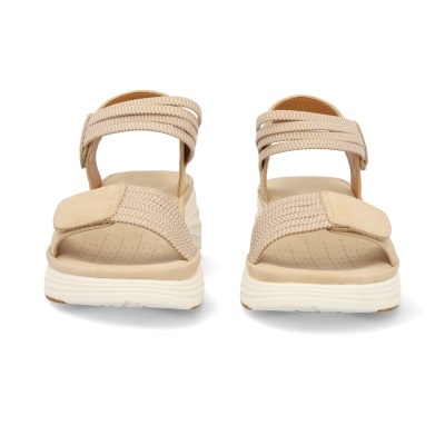 Par de sandálias bege com tiras largas e sola branca.
