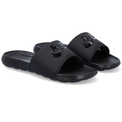 Chinelos Nike pretos com logótipo em relevo