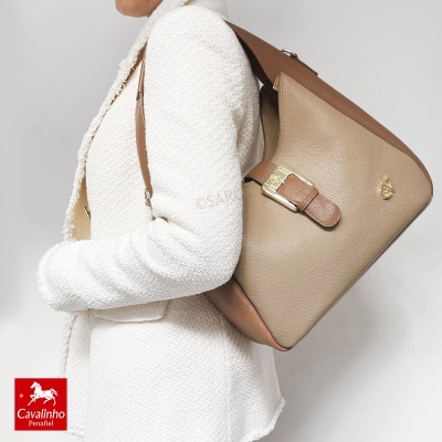 Mala de senhora bege e castanha em pele com fivela dourada e logótipo Cavalinho Penafiel