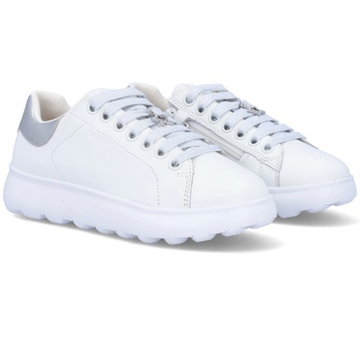 Sapatilhas brancas com sola grossa e detalhes cinza prateado e zíper lateral