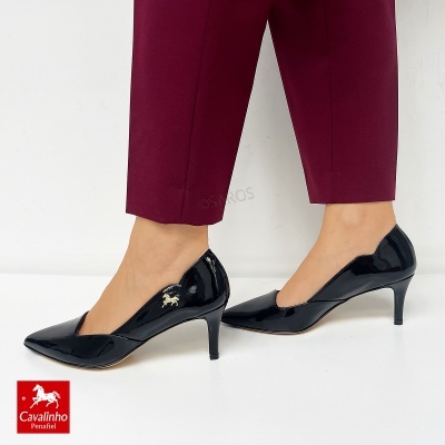 Sapatos pretos de salto alto em verniz com cavalo dourado