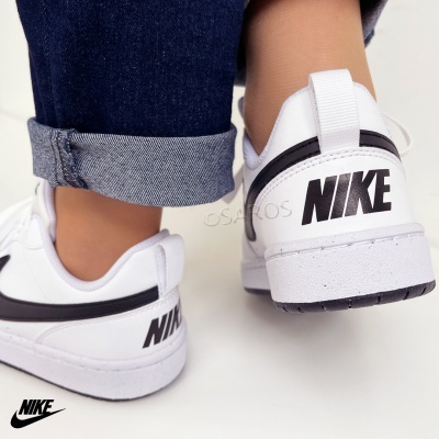 Ténis brancos Nike com detalhe preto e logo atrás