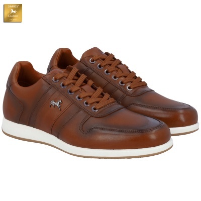 Sapatilhas em pele castanha com sola branca e atacadores castanhos