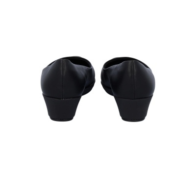 Sapatos pretos de salto baixo vistos de trás