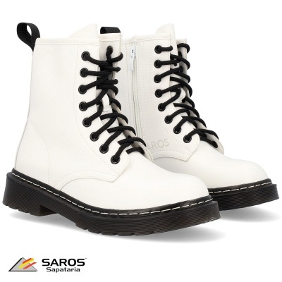 Botas brancas com atacadores pretos e sola preta