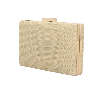 Carteira clutch dourada com textura e moldura metálica