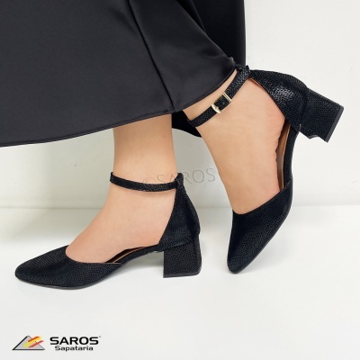 Sapatos femininos pretos com salto quadrado e tiras no tornozelo