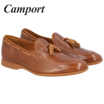 Sapatos mocassim castanhos em pele com franjas decorativas da marca Camport