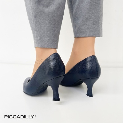 Sapatos de salto médio azuis escuros com textura fina em fundo branco