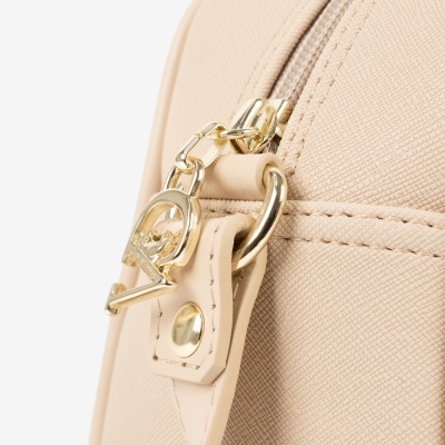 Fecho com argola dourada e texto Love Moschino em mala bege com textura fina