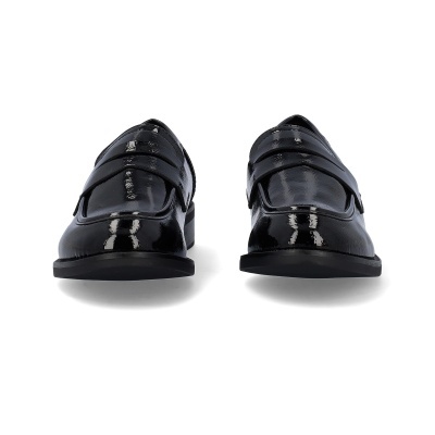 Sapatos pretos tipo mocassim em fundo branco