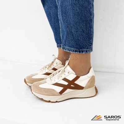 Ténis unissexo em camurça bege e pele branca com detalhes marrons e padrão cruzado