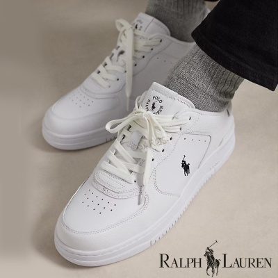 Sapatilhas brancas de pele com logótipo Ralph Lauren preto usadas com meias cinzentas