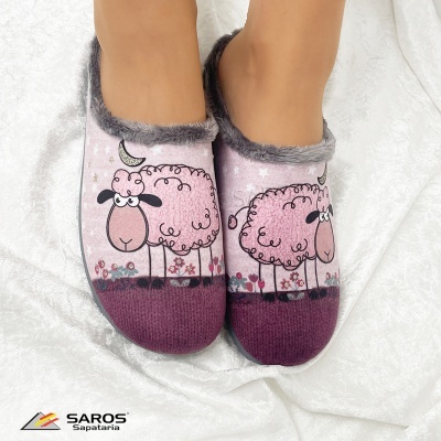 Chinelos cor-de-rosa e roxo com ovelhas desenhadas e borda cinzenta peluda