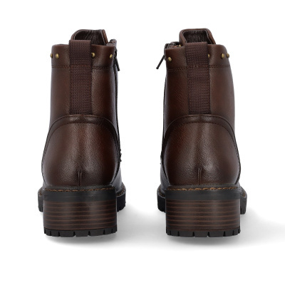 Botas de couro castanho vistas de trás com salto médio e detalhes em tachas