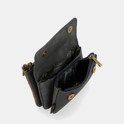 Carteira preta em pele com compartimentos abertos e fechos dourados