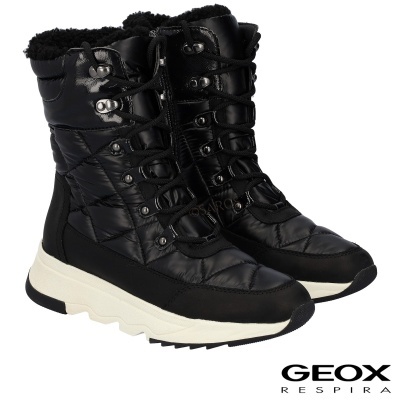 Botas pretas acolchoadas com atacadores e sola branca, com interior peludo