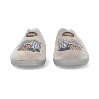 Chinelos cinzentos com padrão pied-de-poule e corações decorativos