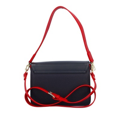 Mala preta retangular com alças vermelhas e fivelas douradas