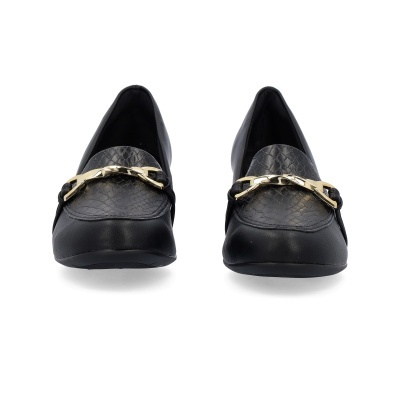 Sapatos mocassins pretos com detalhe dourado e couro texturizado