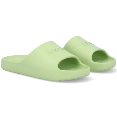 Chinelos verdes claros Levis em fundo branco