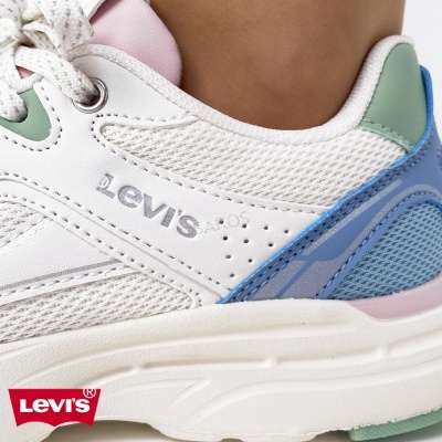 Ténis Levis branco com detalhes em azul, verde e rosa e logo na lateral
