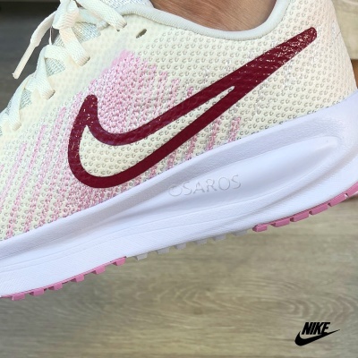 Tênis branco com detalhes rosa e logótipo Nike vermelho escuro