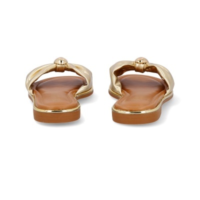 Chinelos dourados com sola castanha vistos de trás