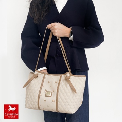Mala de mão bege com padrão acolchoado e detalhes castanhos