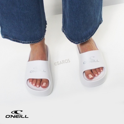 Chinelos brancos O'Neill com logo em relevo, usados com calças de ganga azuis