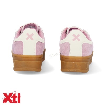 Ténis rosa com sola castanha e detalhe em X branco