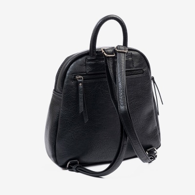 Mochila preta pequena com alças e bolso com fecho