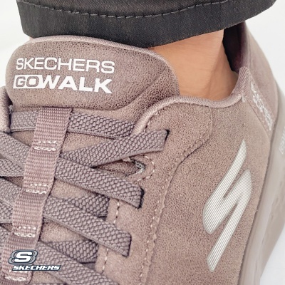 Ténis Skechers GO WALK castanho claro com logo branco e atacadores castanhos