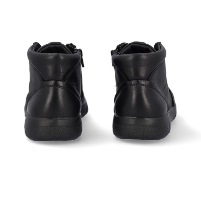 Par de botas pretas em couro vista traseira