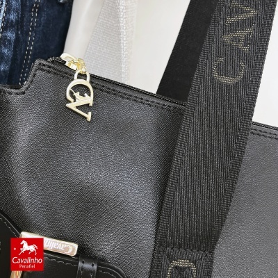 Mala preta Cavalinho com alça preta e fecho dourado