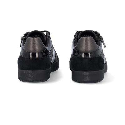 Sapatilhas pretas femininas vistas de trás