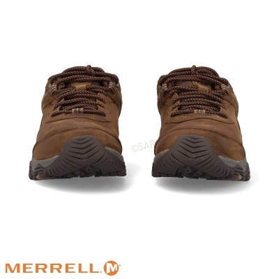 Sapatilhas Merrell castanhas vistas de frente com sola preta e atacadores castanhos