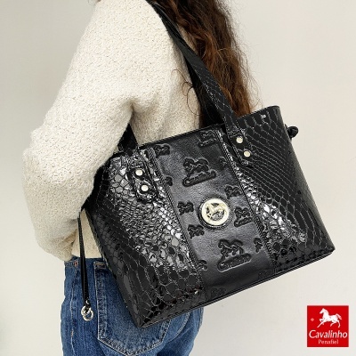 Mala preta estilo pele de crocodilo com fecho metálico e alças pretas ao ombro