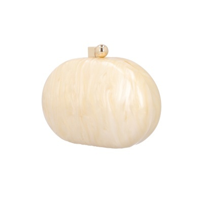 Mala de mão oval marfim com textura marmoreada e fecho dourado