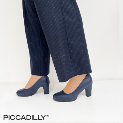 Sapatos de salto médio em pele azul escura com calças azul escuro riscado