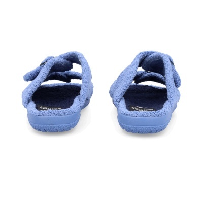 Pantufas azuis felpudas com sola antiderrapante e etiqueta interna preta