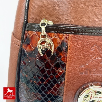 Mala Cavalinho castanha com detalhes em couro texturado e fecho dourado