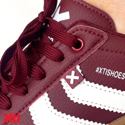 Ténis vinho com riscas brancas e texto #XTISHOES