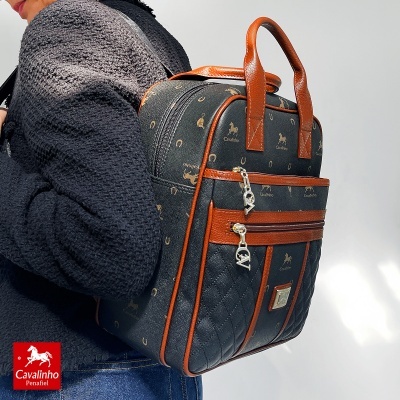 Mochila preta e castanha com padrão de cavalos e ferraduras