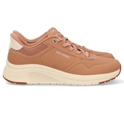 Par de sapatilhas castanhas e bege Skechers com sola branca e atacadores.
