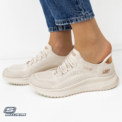 Ténis Skechers slip-on creme em tecido de malha com sola branca