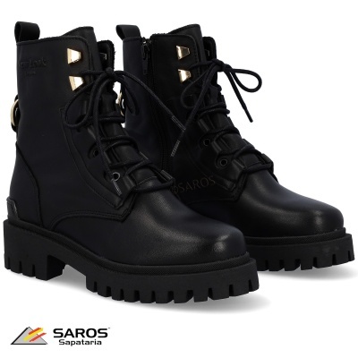 Botas pretas tipo militar em pele com atacadores e sola grossa de borracha.