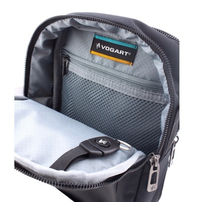 Interior de mochila cinza escura com bolso em rede e etiqueta VOGART