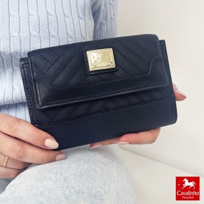 Carteira preta acolchoada com placa dourada e logo Cavalinho Penafiel