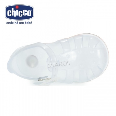 Sandália transparente para bebé da marca Chicco sobre fundo branco